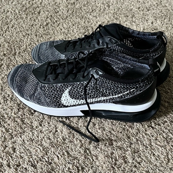 Nike Air Max Flyknit Racer - Picture 3 of 5